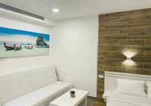Eilat Charming Studio-Balcony的休息区
