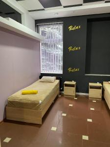 een slaapkamer met een bed met een geel kussen erop bij ГРК РЕЛАКС in Pavlohrad