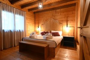 1 dormitorio con 1 cama con toallas en Il Ciocco Hotels, en Barga