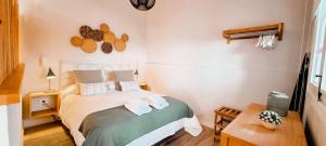 Giường trong phòng chung tại Finca Sofia, vistas al Teide y al mar +18 ảnh