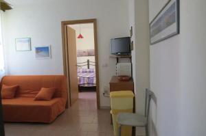 un soggiorno con divano e una camera da letto di Lovely Flat in Northern Sardinia (Valledoria) a Valledoria