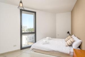 מיטה או מיטות בחדר ב-Spacious 3 BDR in Florentine