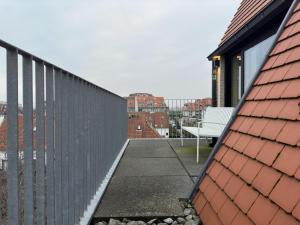 balkon z ławką w budynku w obiekcie Sea Breeze 303 w mieście Nieuwpoort