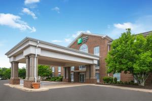 una representación de un hotel con un edificio en Holiday Inn Express Hotel & Suites Warrenton, an IHG Hotel, en Warrenton