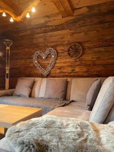 ザンクト・アンドレーアスベルクにあるFischer Hütteのベッド2台が備わる客室で、壁にハートが付いています。