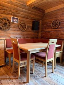 ザンクト・アンドレーアスベルクにあるFischer Hütteの木製のダイニングルーム(テーブル、椅子付)