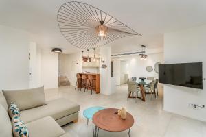 uma sala de estar com um sofá e uma mesa em Unique apartment in Neve Tsedek em Tel Aviv