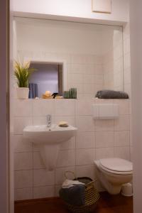ein Bad mit einem Waschbecken und einem WC in der Unterkunft Ora in Westermarkelsdorf