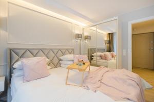 Un pat sau paturi într-o cameră la ShortStayPoland Sielecka (B108)