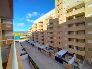 apartamentowiec z szeregiem balkonów w obiekcie ACV - Costa Azahar I-2ª linea planta 3 norte w mieście Oropesa del Mar