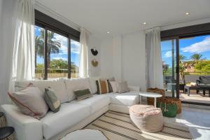 Posezení v ubytování Nuevo, gran terraza con jacuzzi privado y piscina