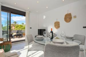 Posezení v ubytování Nuevo, gran terraza con jacuzzi privado y piscina