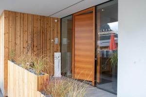 una puerta giratoria de un edificio con plantas en Veranda Appartement Bergblick en Gries im Sellrain
