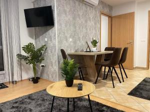 Televízia a/alebo spoločenská miestnosť v ubytovaní Európa 20 Apartman