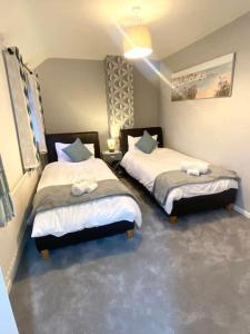 a room with two beds in a room at SwankyHome 4 Groups/Contractors in Birmingham