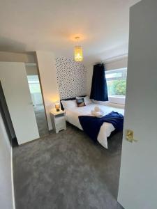 1 dormitorio con cama y ventana grande en SwankyHome 4 Groups/Contractors, en Birmingham