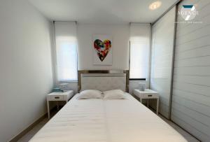 sypialnia z dużym łóżkiem i dwoma szafkami nocnymi w obiekcie Appartement New Green w mieście Grimaud +11 zdjęć