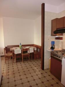 eine Küche mit einem Tisch und einem Esszimmer in der Unterkunft Lovely flat next to Lido dei Pini - Beahost Rentals in Bibione