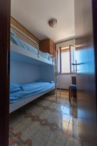 ein Schlafzimmer mit einem Etagenbett und einem Fenster in der Unterkunft Lovely flat next to Lido dei Pini - Beahost Rentals in Bibione
