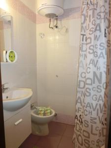 ein Bad mit einem Waschbecken und einem WC in der Unterkunft Lovely flat next to Lido dei Pini - Beahost Rentals in Bibione