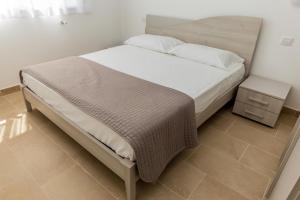 - une chambre avec un grand lit et un couvre-lit blanc dans l'établissement MareVasto - appartamento Vasto Marina, à Vasto