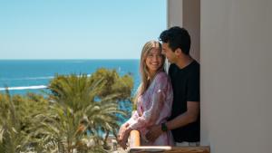 un homme et une femme se tenant côte à côte dans l'établissement Mirador de Dalt Vila-Relais & Chateaux, à Ibiza