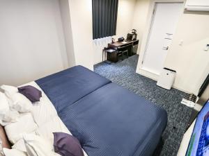 เตียงในห้องที่ HOTEL LiVEMAX BUDGET Fuji Ekimae