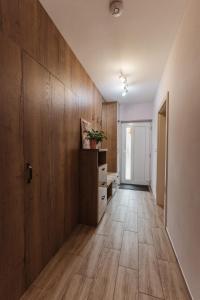 un pasillo vacío con paneles de madera y una puerta en Beverly Hills House pri potoku, en Solčany