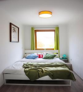 sypialnia z łóżkiem z zielonymi zasłonami i oknem w obiekcie Nr 1 Apartment with 2 Balconies 3 Bedrooms Near Main Train Station w Wiedniu