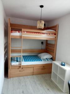 1 dormitorio con 2 literas en una habitación en BASTIDON EN PROVENCE, en Aubignan