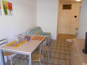 una stanza con tavolo, sedie e porta di Bright flat with a wide terrace - Beahost Rentals a Bibione
