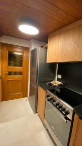 A kitchen or kitchenette at Attico Vista Tofane