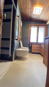 A bathroom at Attico Vista Tofane