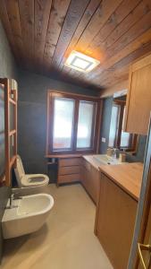 A bathroom at Attico Vista Tofane