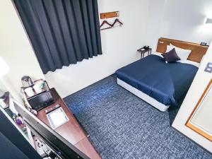 เตียงในห้องที่ HOTEL LiVEMAX BUDGET Fuji Ekimae