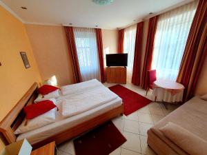 Łóżko lub łóżka w pokoju w obiekcie Hotel Hotwagner