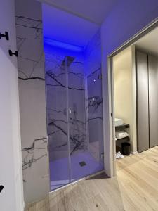 バーリにある'Tabula Rasa Exclusive Rooms'の紫色の天井のバスルーム(シャワー付)