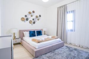 Postel nebo postele na pokoji v ubytování Primestay - Al Andalus Tower H in Jumeirah Golf Estates
