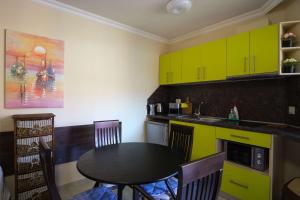 Кухня или кухненски бокс в Raija Apartments