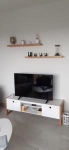 Televízia a/alebo spoločenská miestnosť v ubytovaní 3069 Samoa 294 vue panoramique