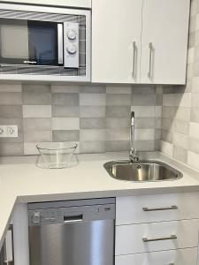 Kuchyňa alebo kuchynka v ubytovaní Apartamento Turistico Peñalver Playa 316