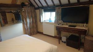 Televiisor ja/või meelelahutuskeskus majutusasutuses 17th Century 2-Bed Sleeps 4 Free Parking