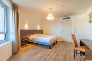 Säng eller sängar i ett rum på Appart'City Classic Genève - Gaillard