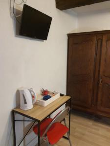 Televízia a/alebo spoločenská miestnosť v ubytovaní Studio GREEN