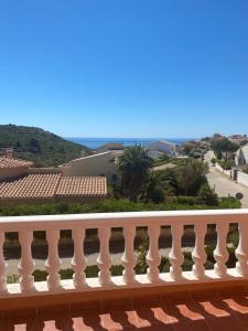 einen weißen Balkon mit Straßenblick in der Unterkunft Casita del Sol - duplex with Sea View and community Pool on the Cumbre del Sol in Benitatxell