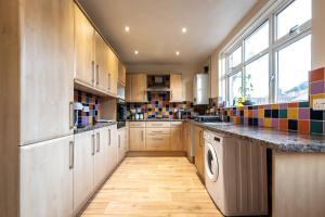 una cocina grande con azulejos de colores en las encimeras en Comfortable and convenient stay 3 bed house en Southampton