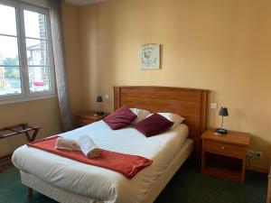 1 dormitorio con 1 cama con 2 toallas en Hôtel SPA Le Tosny, en Épaignes