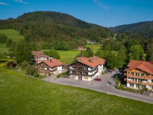 una vista aerea di una città in montagna di Sonnhof Apartments Tegernsee - zentral und perfekt für Urlaub & Arbeit a Bad Wiessee