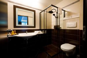 Hotel Smart tesisinde bir banyo