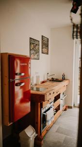 uma cozinha com um frigorífico antigo e um lavatório em Wohnung Hochalm em Lenggries